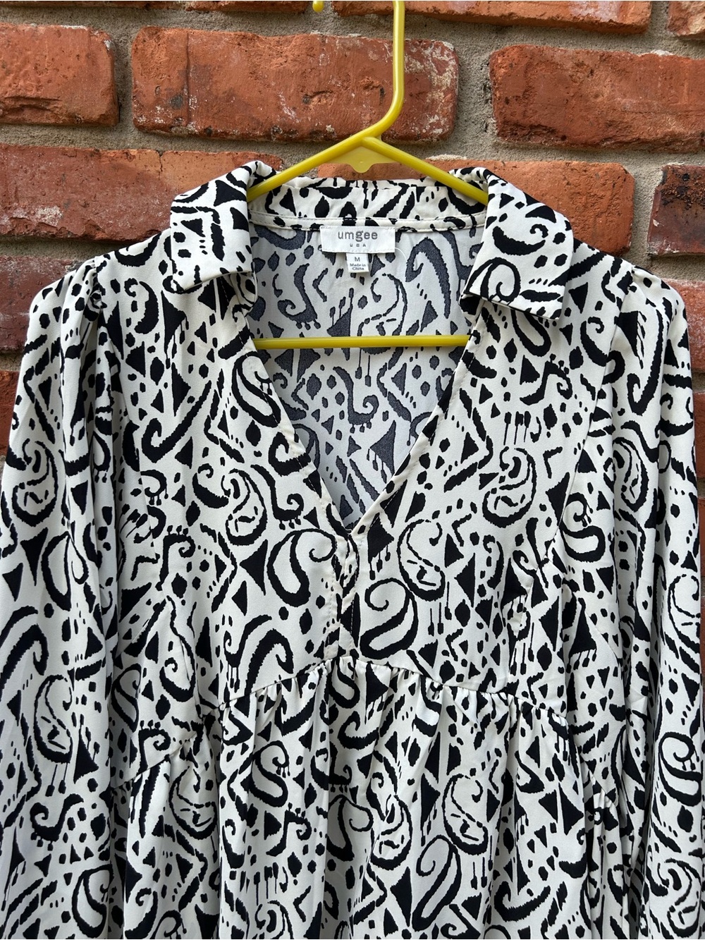 Umgee Black & White Abstract Long Sleeves Collared Dress M Ruffle Hem V-Neck - Picture 2 of 5